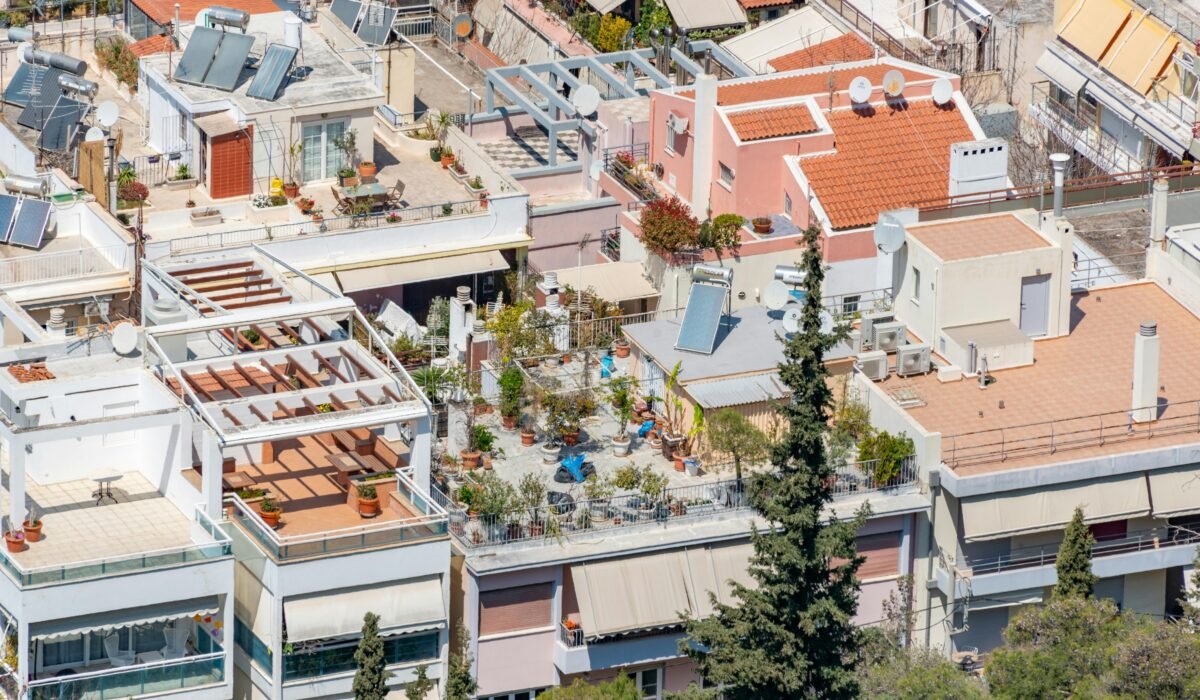 Vibrant urban rooftop gardens with solar panels in a residential district. — Photo by Diego F. Parra on Pexels