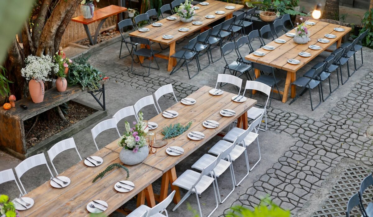 Beautiful outdoor dining area with rustic wooden tables and floral decorations. — Photo by 🇻🇳🇻🇳Nguyễn Tiến Thịnh 🇻🇳🇻🇳 on Pexels