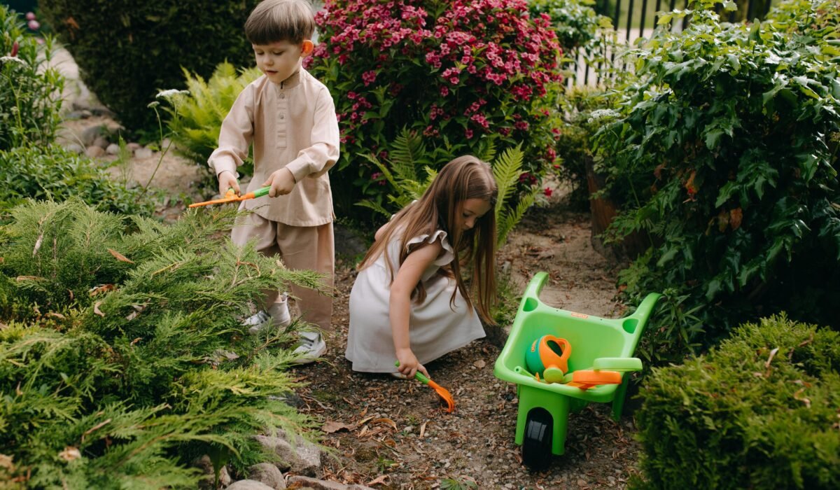 best tools for flower gardening — Flower gardening tools: 7 best expert-recommended picks — Photo by Polesie Toys on Pexels